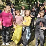 Klasa 2 A zbiera odpady do specjalnie oznakowanych worków.jpg