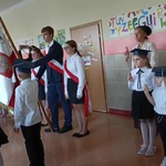 Pierwszoklasiści składają ślubowanie na sztandar szkoły