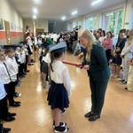 Pasowanie na ucznia klasy I przez panią wicedyrektor