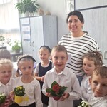 Dzieci z prezentami i Pani Intendent. 