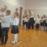 Dzieci wręczają prezent Pani Dyrektor.