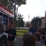 Strażak pokazuje wyposażenie wozu strażackiego