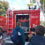 Strażak pokazuje wyposażenie wozu strażackiego