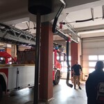 Strażak zapoznaje uczniów z wyposażeniem wozów strażackich