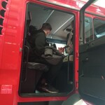 Uczeń w kabinie wozu strażackiego