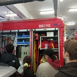 Uczniowie zapoznają się z wyposażeniem wozu strażackiego
