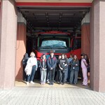 Uczniowie klasy 8 B przed budynkiem Straży Pożarnej