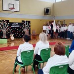 Pani dyrektor składa życzenia z okazji Dnia Edukacji Narodowej