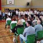 Społeczność szkolna podczas apelu z okazji Dnia Edukacji Narodowej