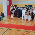 Inscenizacja przygotowana przez uczniów klasy 6 A i panią Anetę Sasinowską