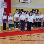Występ chóru dzieci trzymają kartoniki z napisem dziękujemy