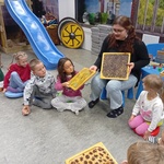 Przedszkolaki oglądają przyparty na tablicach.
