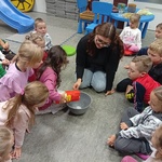 
Dziewczynka sypie mąkę do miski
