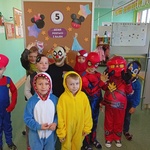 Chłopcy z grupy Wiewiórki pozują do zdjęcia