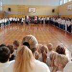 Uczniowie SP 15 zebrani na sali gimnastycznej przed wspólnym śpiewaniem hymnu