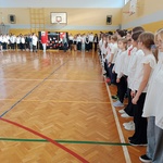 Uczniowie i nauczyciele naszej szkoły na sali gimnastycznej przed wspólnym śpiewaniem