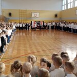 Wszystkie klasy na sali gimnastycznej potwierdzają swoją obecność i gotowość do akcji Szkoła do hymnu