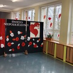 Dekoracja korytarza przed Świętem Niepodległości