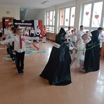 Układ taneczny chłopców z wstążkami i alegoria rozbioru Polski