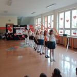 Układ taneczny dziewcząt z szarfami