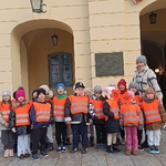 Zdjęcie grupowe dzieci z grupy Wiewiórki przed Kinem Ton