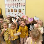 
Dzieci prezentują serduszka które wykonały dla swoich kolegów i koleżanek.