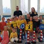 
Zdjęcie grupowe dzieci z grupy Wiewiórki z przedstawicielami Straży Miejskiej.