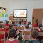 dzieci słuchają bajki.jpg