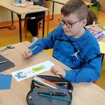 uczeń klasy IIb wykonuje pracę plastyczną.jpg