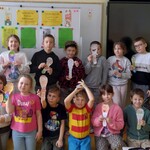 zdjęcie grupowe z łyżkami- klasa IIb.jpg