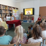 Dzieci oglądają teatrzyk kamishibai