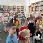 dzieci tańczą misiową piosenkę