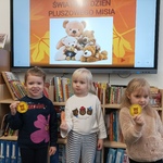 Dziewczynki z grupy Biedronki z pamiątkowymi medalami.jpg
