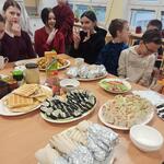 Uczniowie klasy 6 A i dania przygotowane przez nich