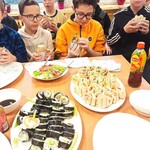 Chłopcy z klasy 6 A jedzą przygotowane przez siebie dania
