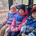 dzieci jadą autobusem
