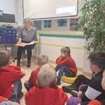Pani bibliotekarka czyta opowiadanie o świętach