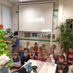  Dzieci słuchają opowiadania.
