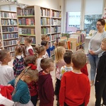 Przedszkolaki słuchają o zasadach w bibliotece 