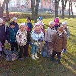 
Przedszkolaki zbierają śmieci w okolicy przedszkola