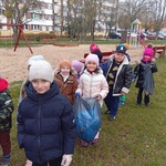 
Przedszkolaki sprzątają swoją okolice 