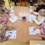 Dzieci wykonują pracę plastyczną  - kropelkę wody.