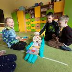 
Dzieci wykonują tor dla misia