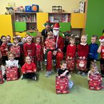 Zdjęcie grupowe dzieci z grupy Biedronki z Mikołajem.