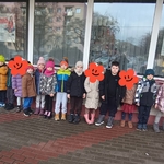 Zdjęcie grupowe dzieci z grupy Wiewiórki przed pocztą.