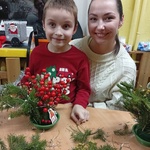 
Chłopiec z mamą prezentuje swój stroik