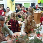 

Dzieci i rodzice tworzą świąteczne stroiki