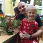 
Dziewczynka z tatą prezentuje swój stroik