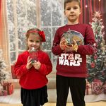 Rodzeństwo pozuje do zdjęcia z kulami śnieżnymi 
