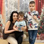 
Mama z dziećmi pozuje do zdjęć 